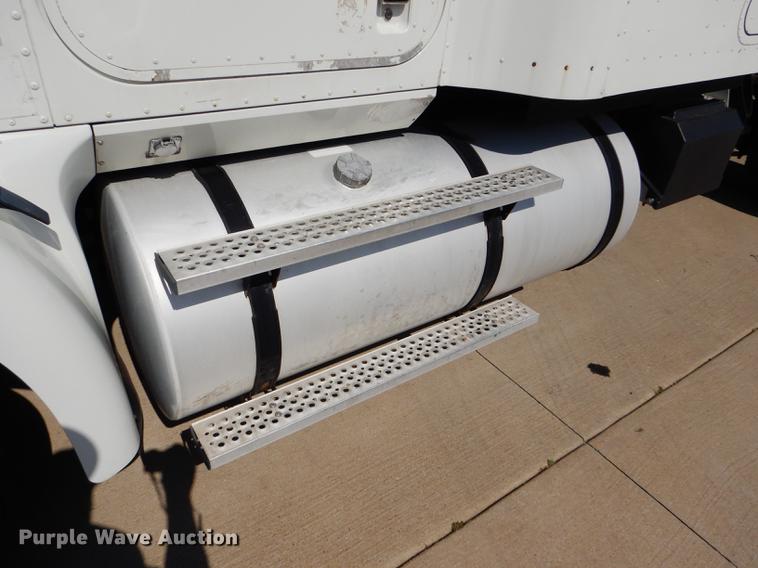 image for item FT9621 2007 International 9400i semi truck