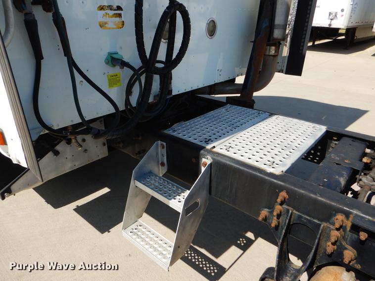 image for item FT9621 2007 International 9400i semi truck