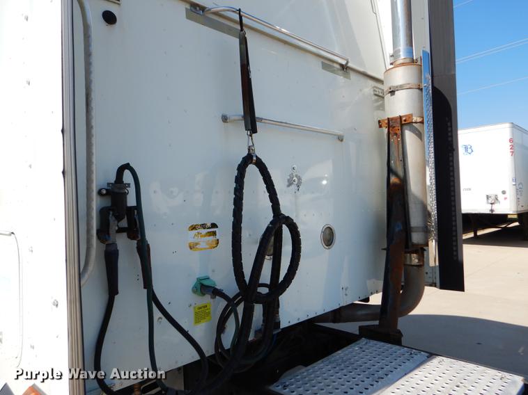 image for item FT9621 2007 International 9400i semi truck