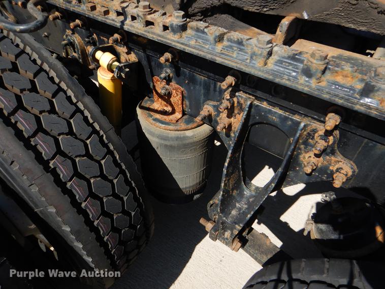 image for item FT9621 2007 International 9400i semi truck