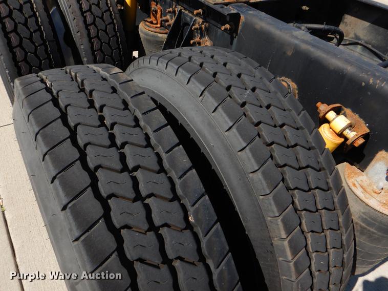 image for item FT9621 2007 International 9400i semi truck