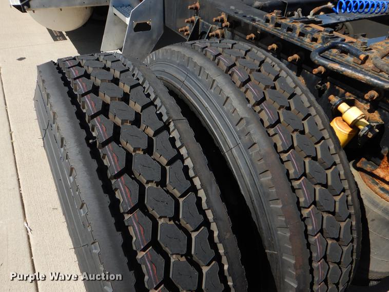 image for item FT9621 2007 International 9400i semi truck