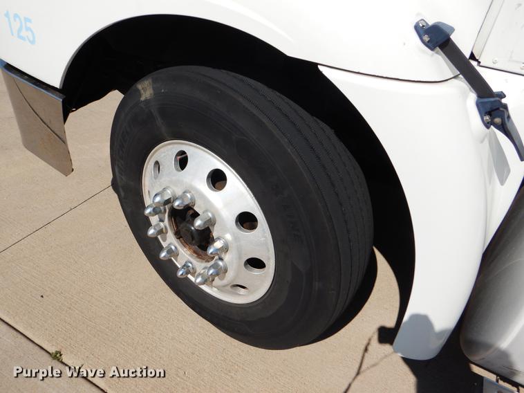 image for item FT9621 2007 International 9400i semi truck