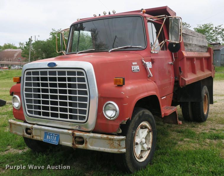 image for item DB8769 1982 Ford 700 dump truck