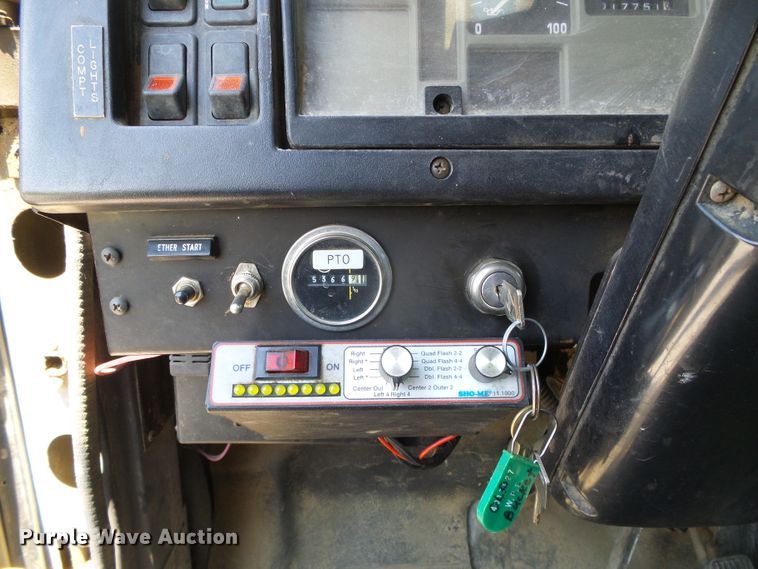 image for item DC5120 1995 International 4900 bucket truck