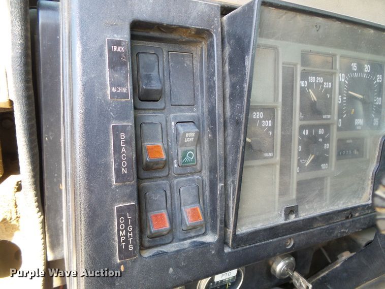 image for item DC5120 1995 International 4900 bucket truck