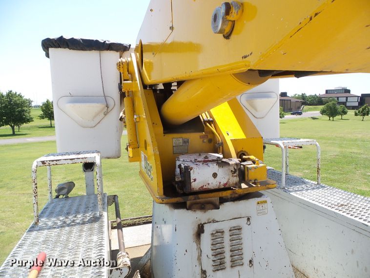 image for item DC5120 1995 International 4900 bucket truck