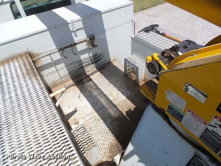 image for item DC5120 1995 International 4900 bucket truck