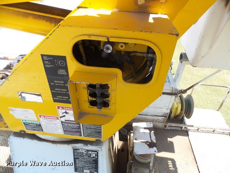 image for item DC5120 1995 International 4900 bucket truck