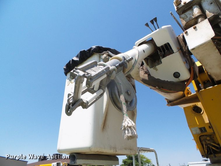 image for item DC5120 1995 International 4900 bucket truck