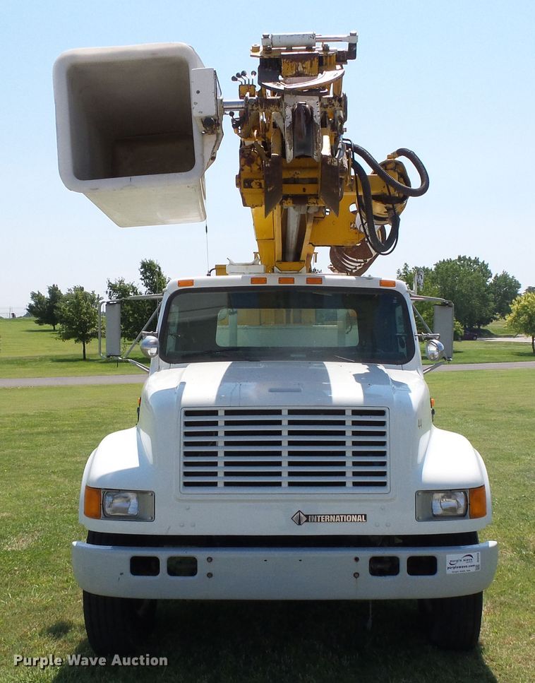 image for item DC5122 1995 International 4900 digger derrick truck