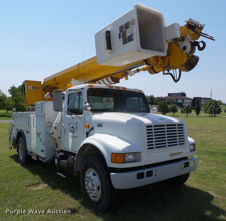 image for item DC5122 1995 International 4900 digger derrick truck