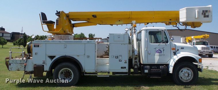 image for item DC5122 1995 International 4900 digger derrick truck