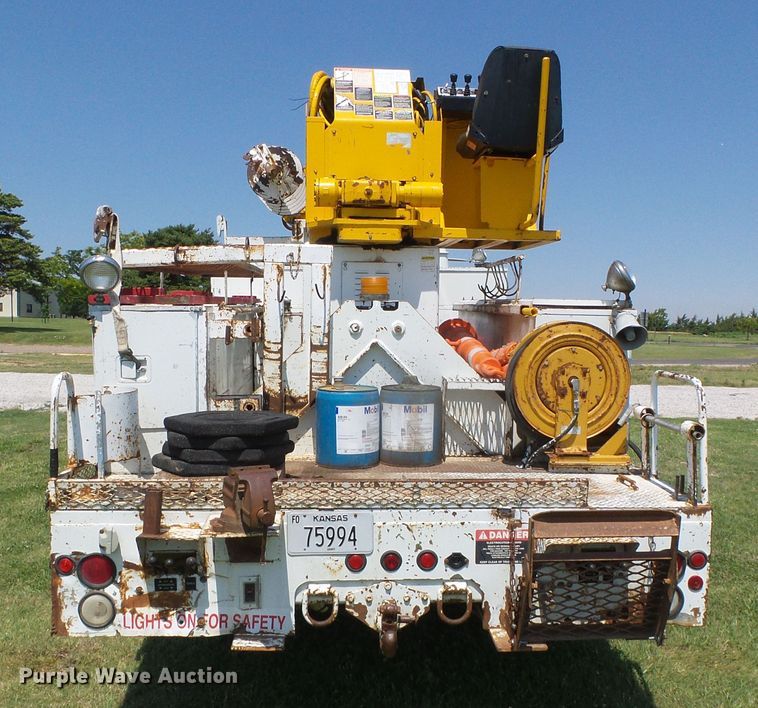 image for item DC5122 1995 International 4900 digger derrick truck