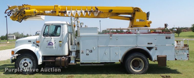 image for item DC5122 1995 International 4900 digger derrick truck