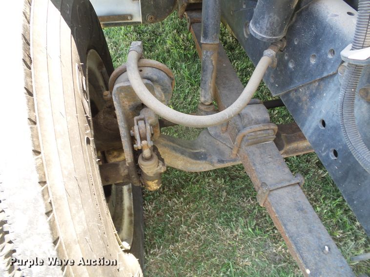 image for item DC5122 1995 International 4900 digger derrick truck