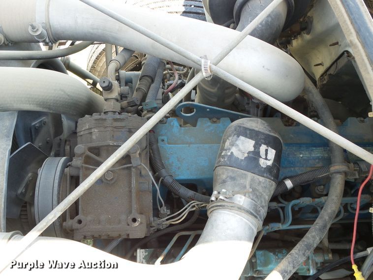 image for item DC5122 1995 International 4900 digger derrick truck