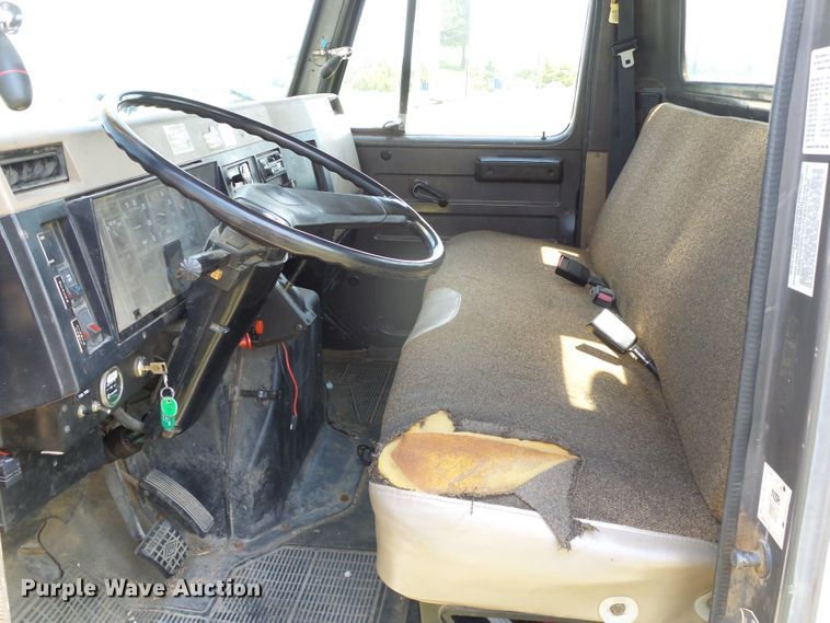 image for item DC5122 1995 International 4900 digger derrick truck