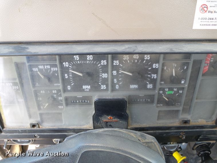 image for item DC5122 1995 International 4900 digger derrick truck