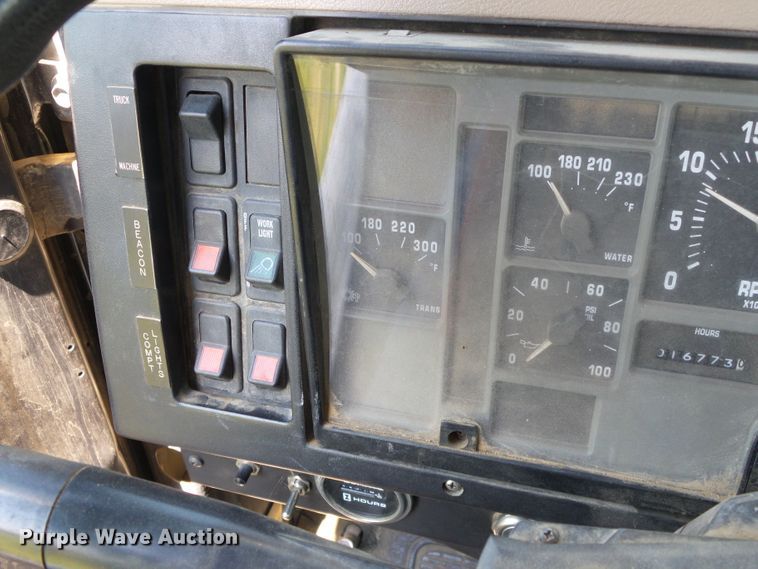 image for item DC5122 1995 International 4900 digger derrick truck