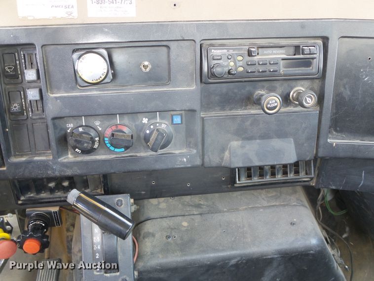 image for item DC5122 1995 International 4900 digger derrick truck