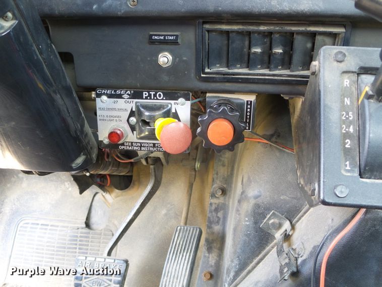 image for item DC5122 1995 International 4900 digger derrick truck