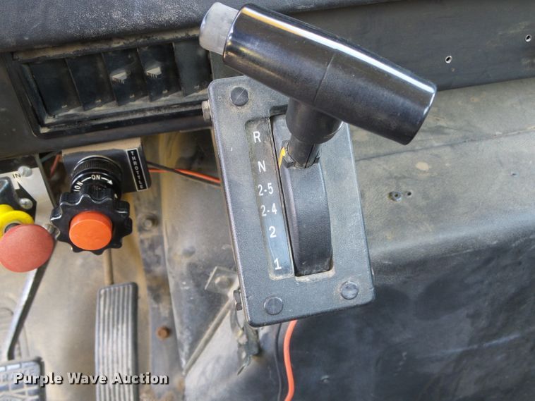 image for item DC5122 1995 International 4900 digger derrick truck