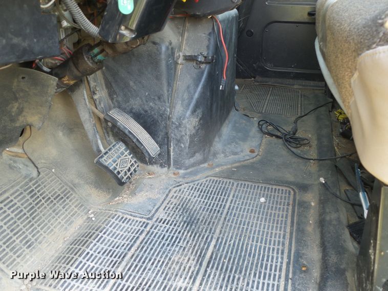 image for item DC5122 1995 International 4900 digger derrick truck