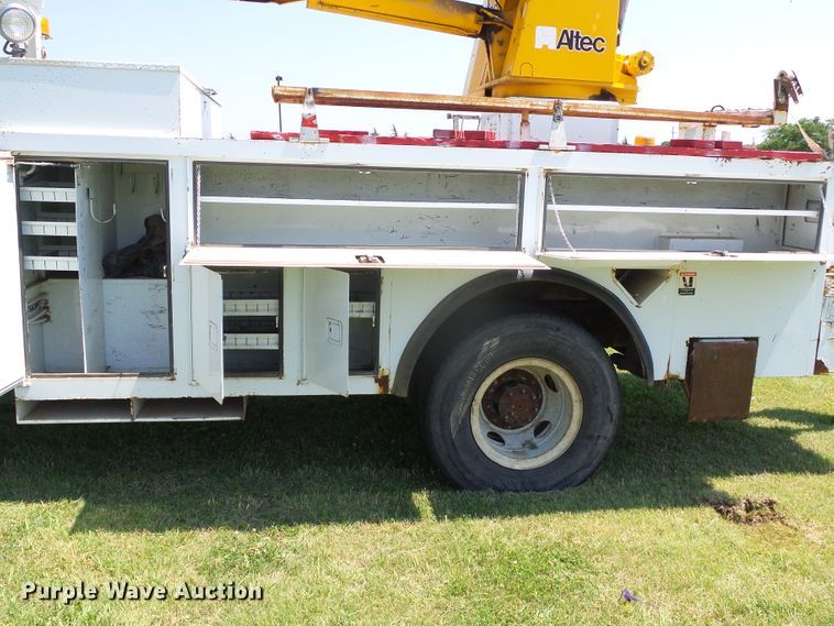 image for item DC5122 1995 International 4900 digger derrick truck