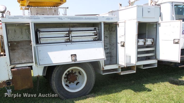 image for item DC5122 1995 International 4900 digger derrick truck