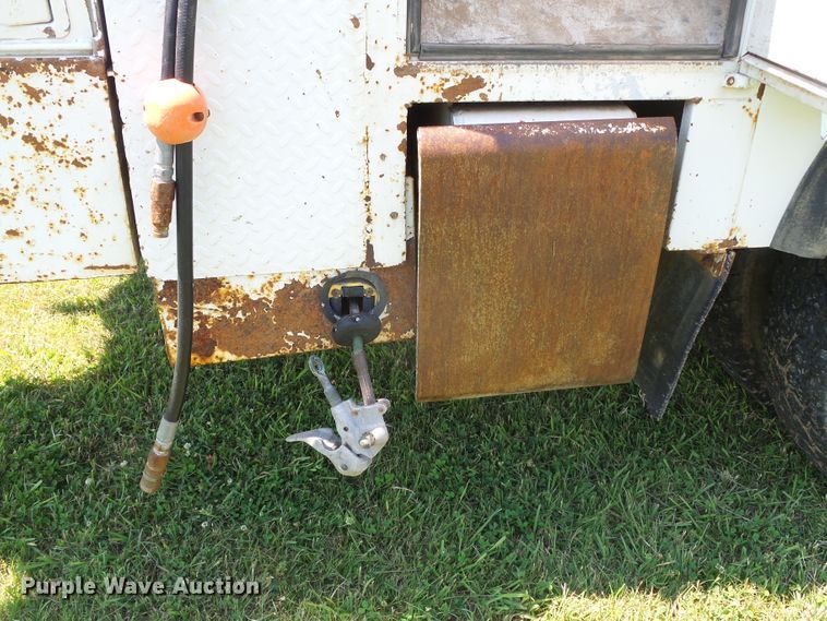 image for item DC5122 1995 International 4900 digger derrick truck