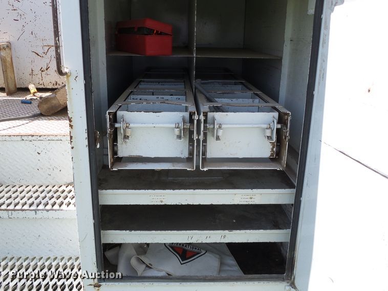 image for item DC5122 1995 International 4900 digger derrick truck