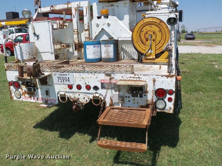 image for item DC5122 1995 International 4900 digger derrick truck