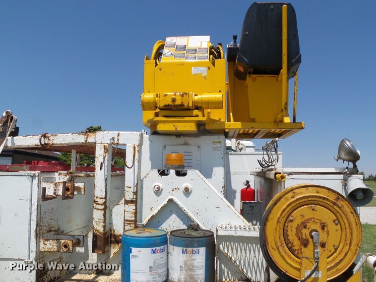 image for item DC5122 1995 International 4900 digger derrick truck