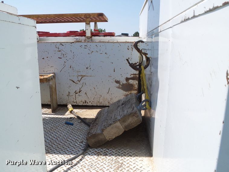 image for item DC5122 1995 International 4900 digger derrick truck