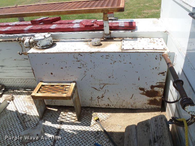 image for item DC5122 1995 International 4900 digger derrick truck