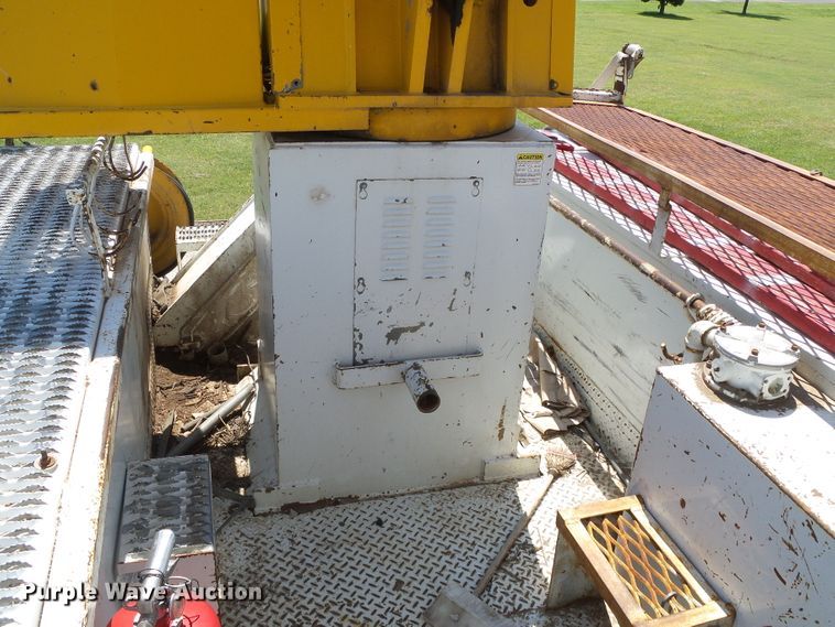 image for item DC5122 1995 International 4900 digger derrick truck