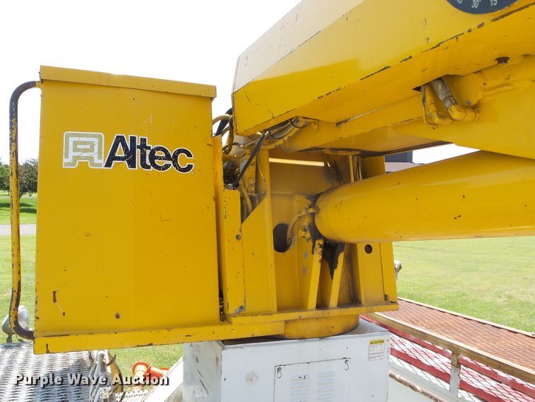 image for item DC5122 1995 International 4900 digger derrick truck