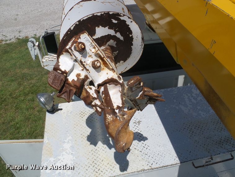 image for item DC5122 1995 International 4900 digger derrick truck