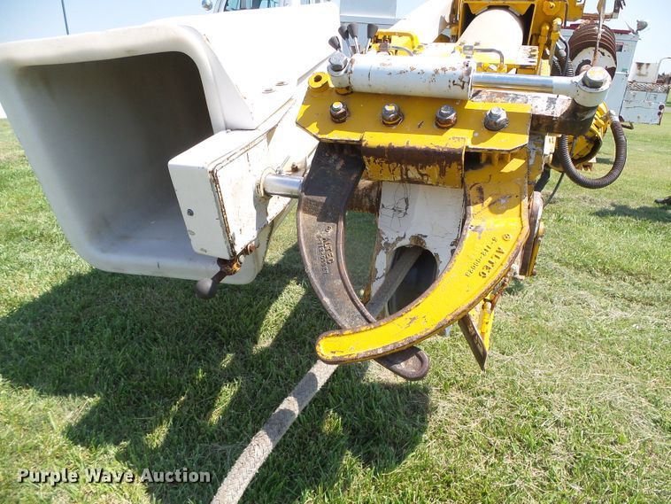 image for item DC5122 1995 International 4900 digger derrick truck