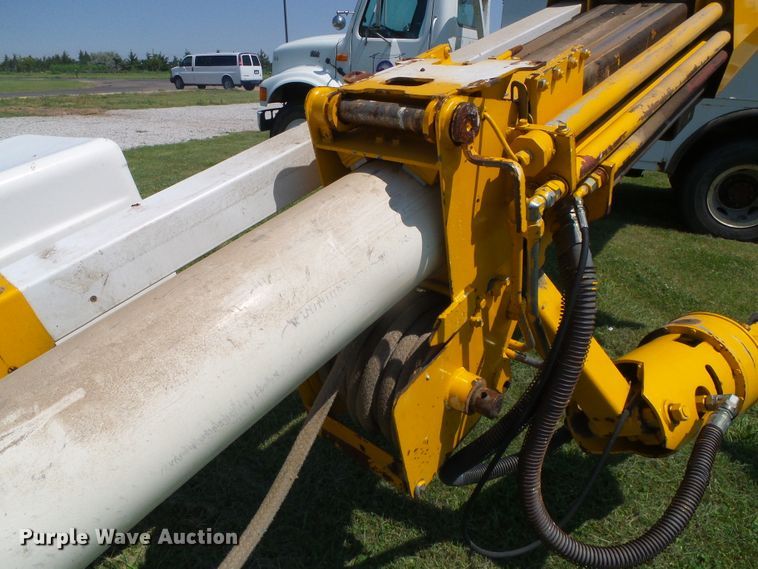 image for item DC5122 1995 International 4900 digger derrick truck