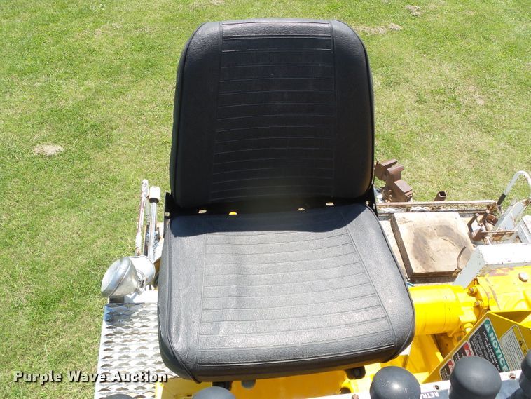 image for item DC5122 1995 International 4900 digger derrick truck