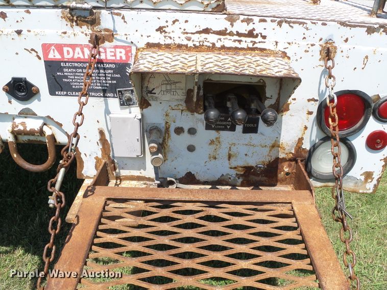 image for item DC5122 1995 International 4900 digger derrick truck