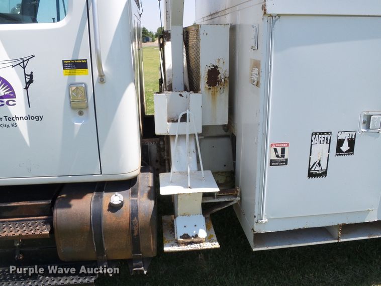 image for item DC5122 1995 International 4900 digger derrick truck