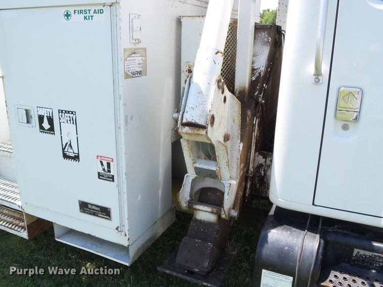 image for item DC5122 1995 International 4900 digger derrick truck