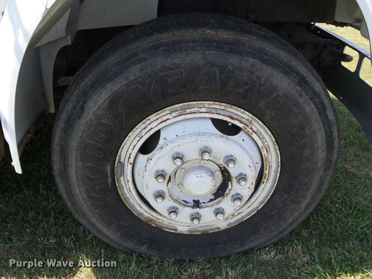 image for item DC5122 1995 International 4900 digger derrick truck