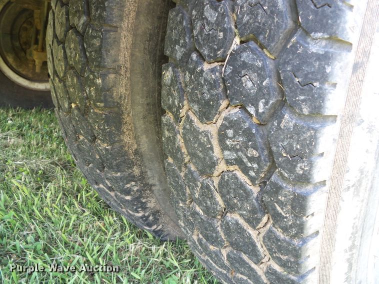 image for item DC5122 1995 International 4900 digger derrick truck