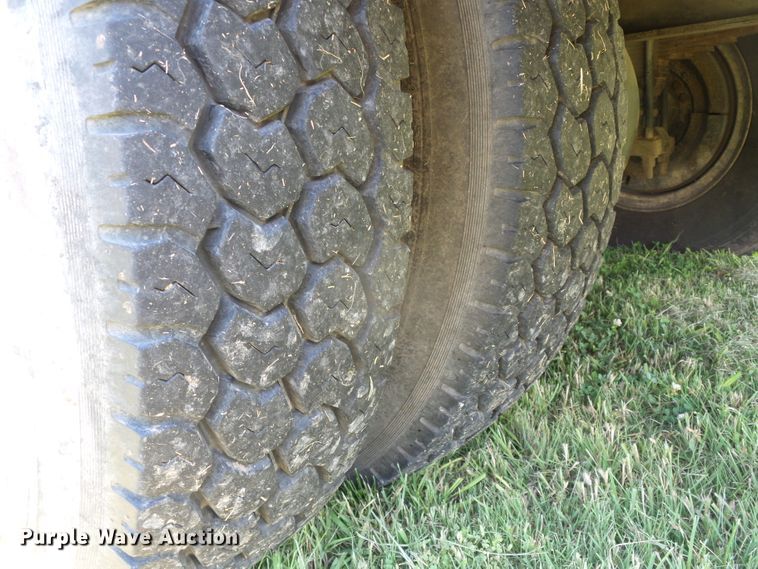 image for item DC5122 1995 International 4900 digger derrick truck