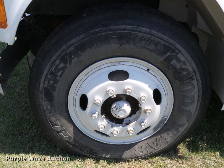 image for item DC5122 1995 International 4900 digger derrick truck