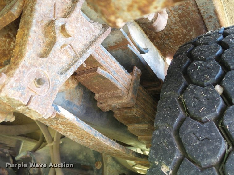 image for item DC5122 1995 International 4900 digger derrick truck